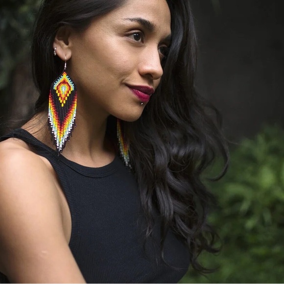 Indigenous hand beaded earrings - Picture 1 of 4